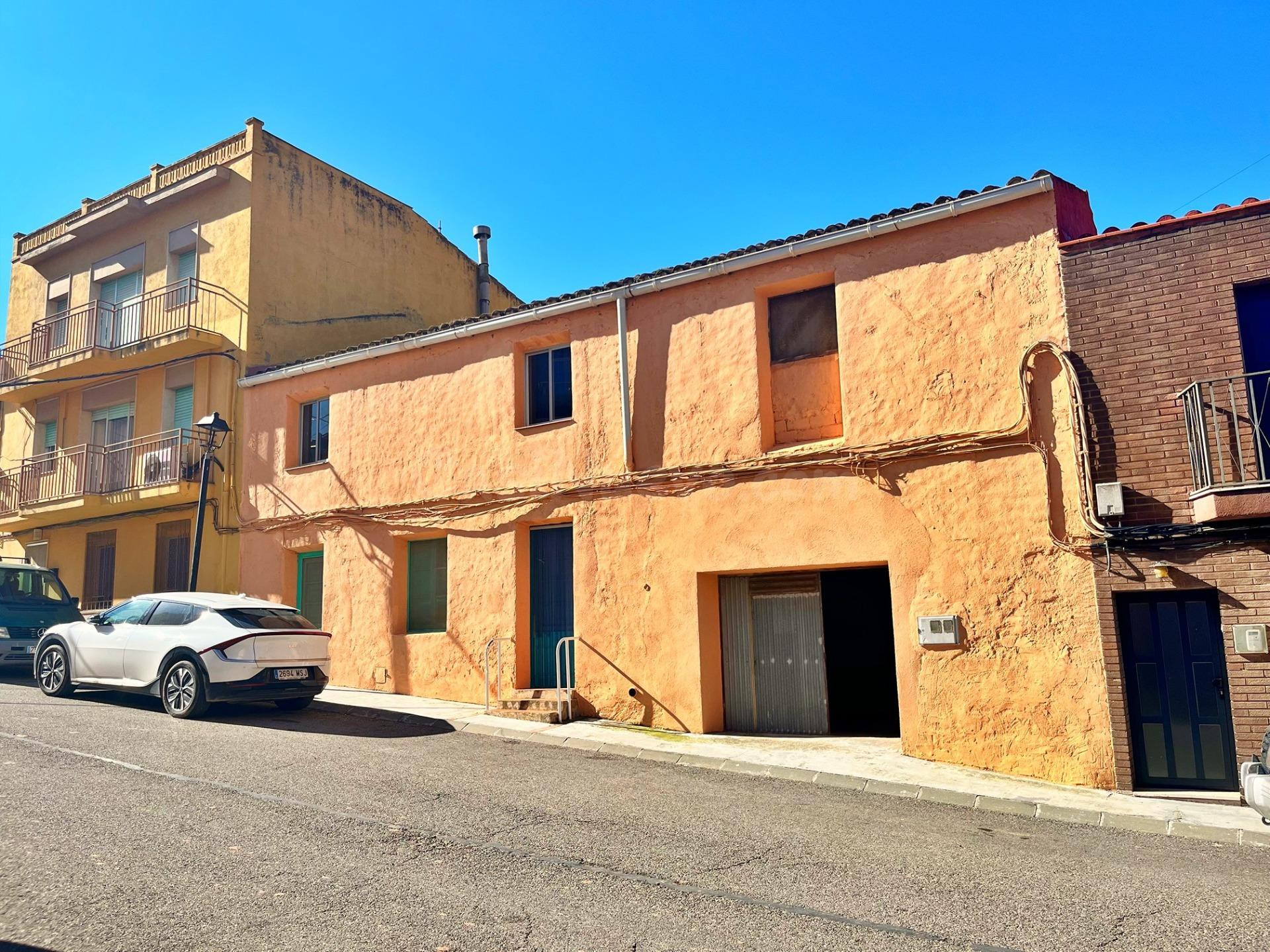 Casa de 350 m2 en el centro de Alfara de Carles (Los Puertos) – Para reformar, con garaje enorme, sótano-bodega y terreno para jardín