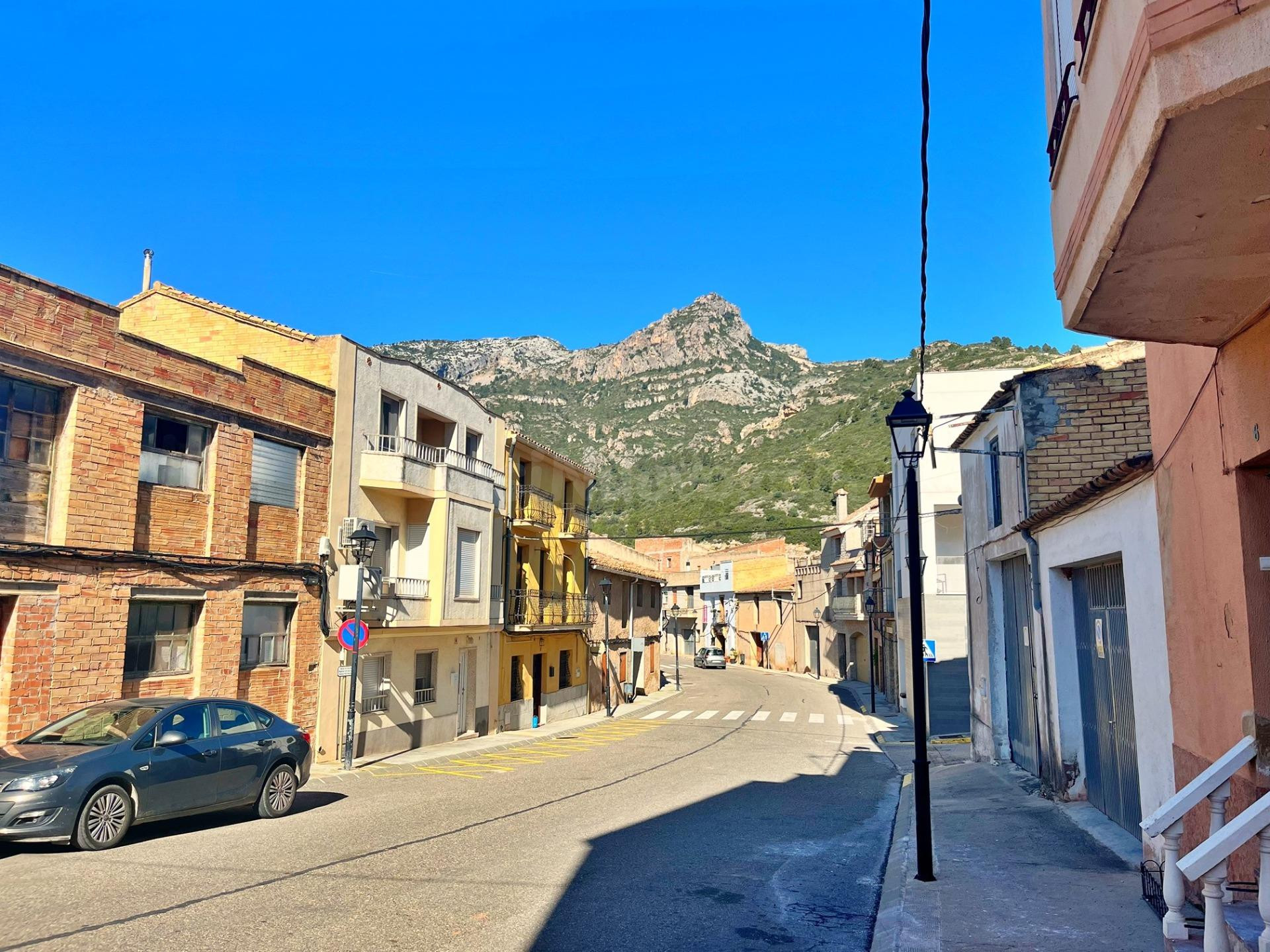 Casa de 350 m2 en el centro de Alfara de Carles (Los Puertos - foto 3
