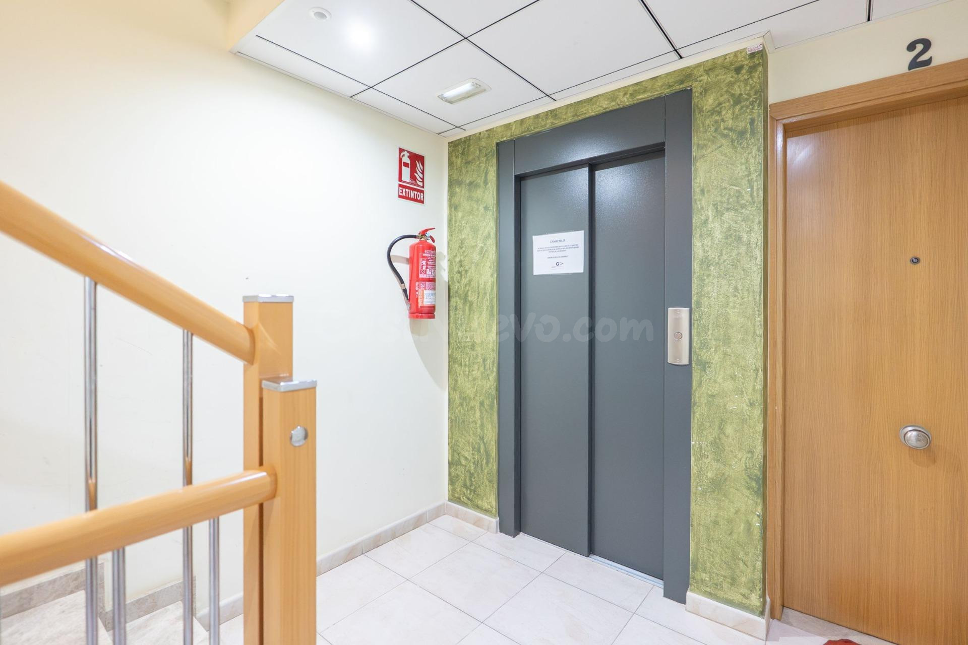 Piso de 2 habitaciones con balcón y plaza de aparcamiento en - foto 2