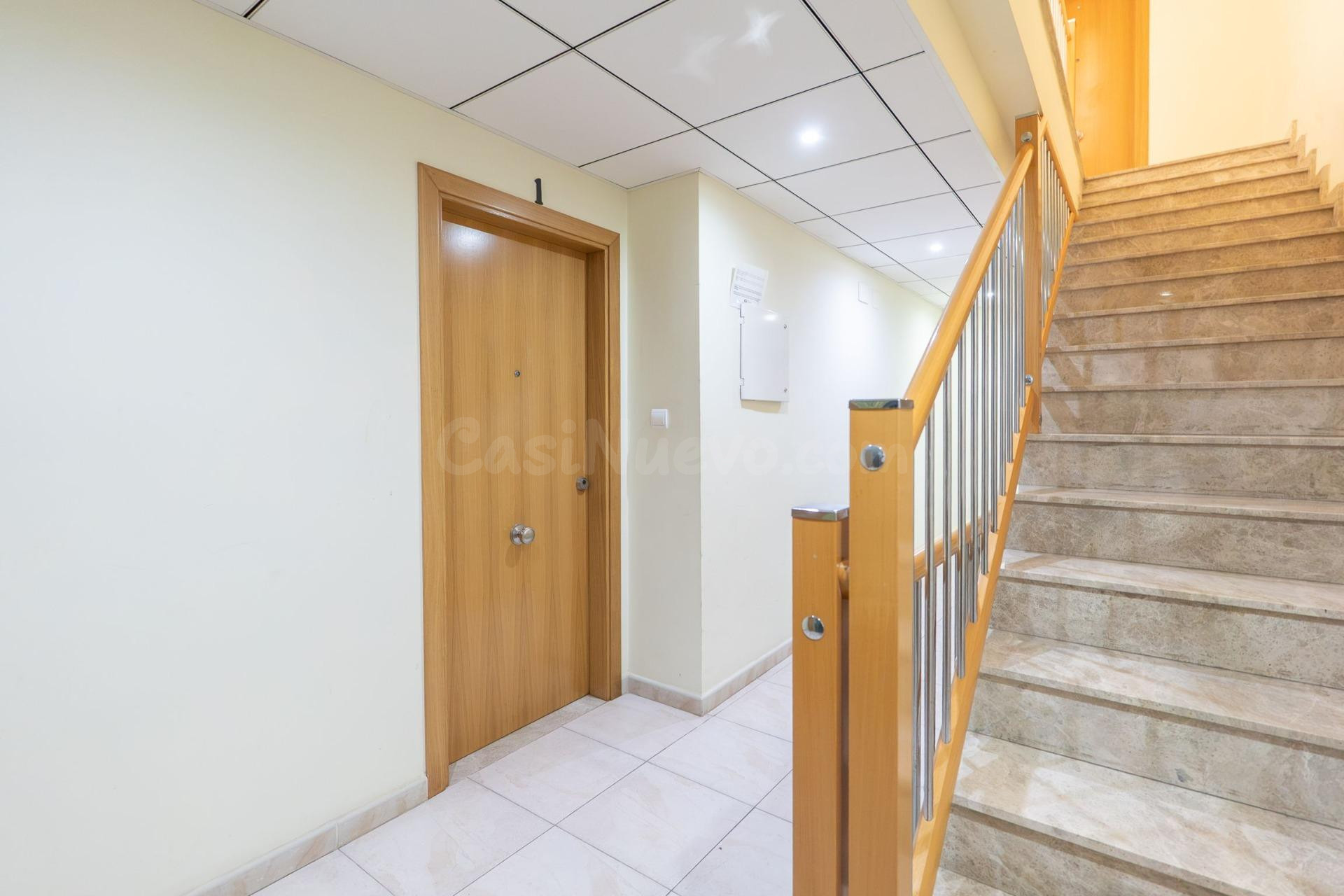 Piso de 2 habitaciones con balcón y plaza de aparcamiento en - foto 3