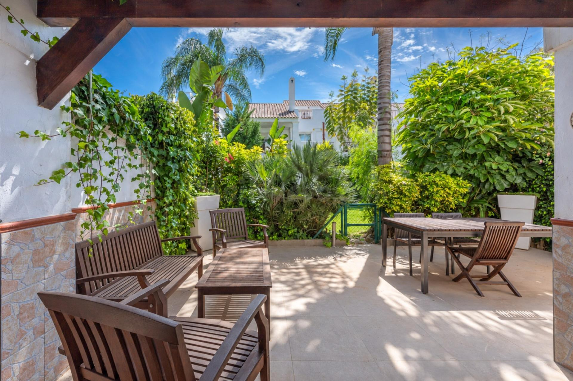 CASA PAREADA CON PATIO, DOS TERRAZAS Y ACCESO DIRECTO A LA PISCINA EN LOS NARANJOS DE MARBELLA