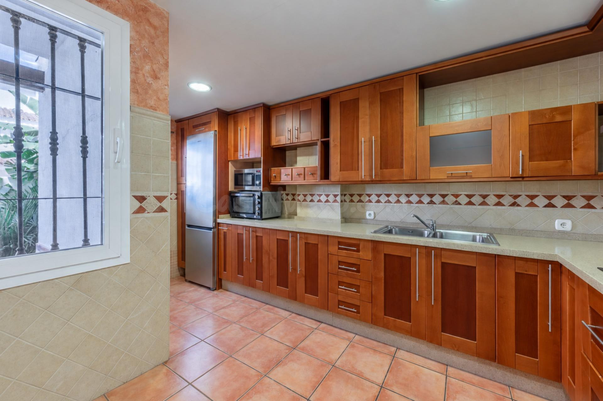 CASA PAREADA CON PATIO, DOS TERRAZAS Y ACCESO DIRECTO A LA P - foto 4