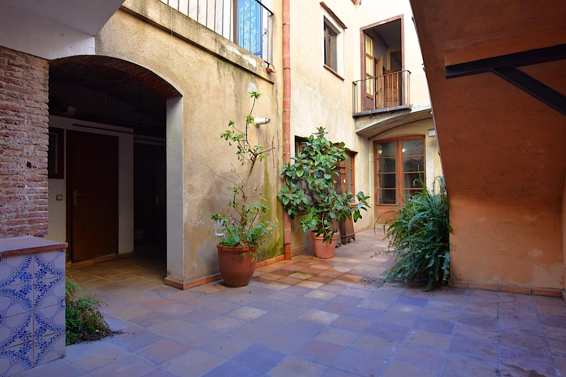 Casa en Mataró Centro con Espacio y muchas posibilidades - foto 2