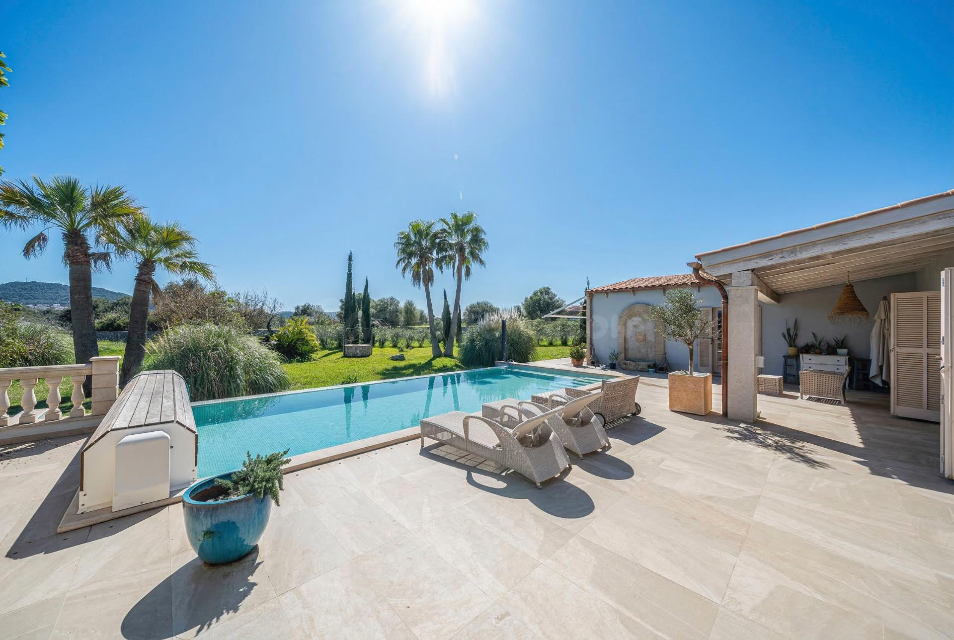 Exclusiva finca moderna con carácter mallorquín en entorno privilegiado