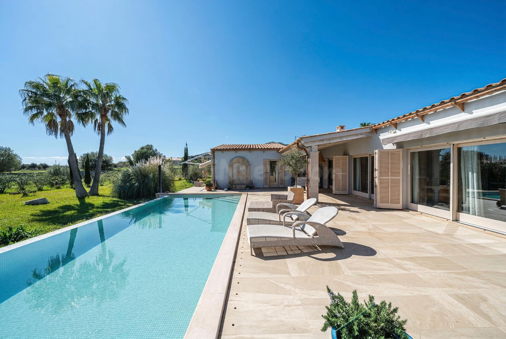 Exclusiva finca moderna con carácter mallorquín en entorno p - foto 2
