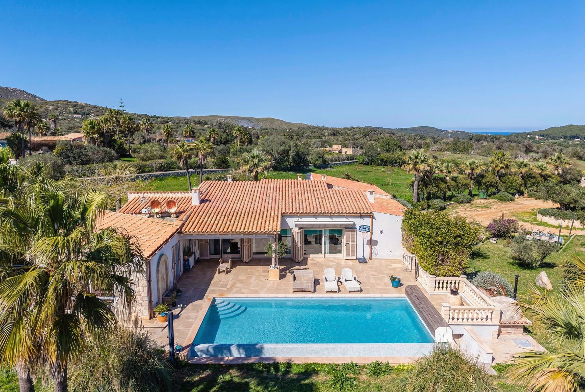 Exclusiva finca moderna con carácter mallorquín en entorno p - foto 4