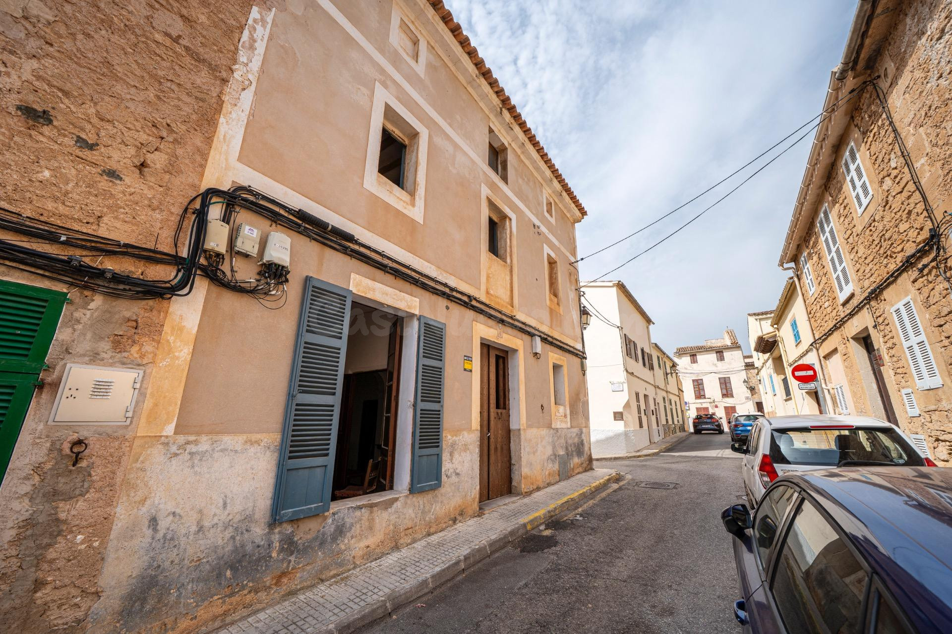 CASA A REFORMAR CON GRAN POTENCIAL EN EL CORAZON DE CAPDEPERA