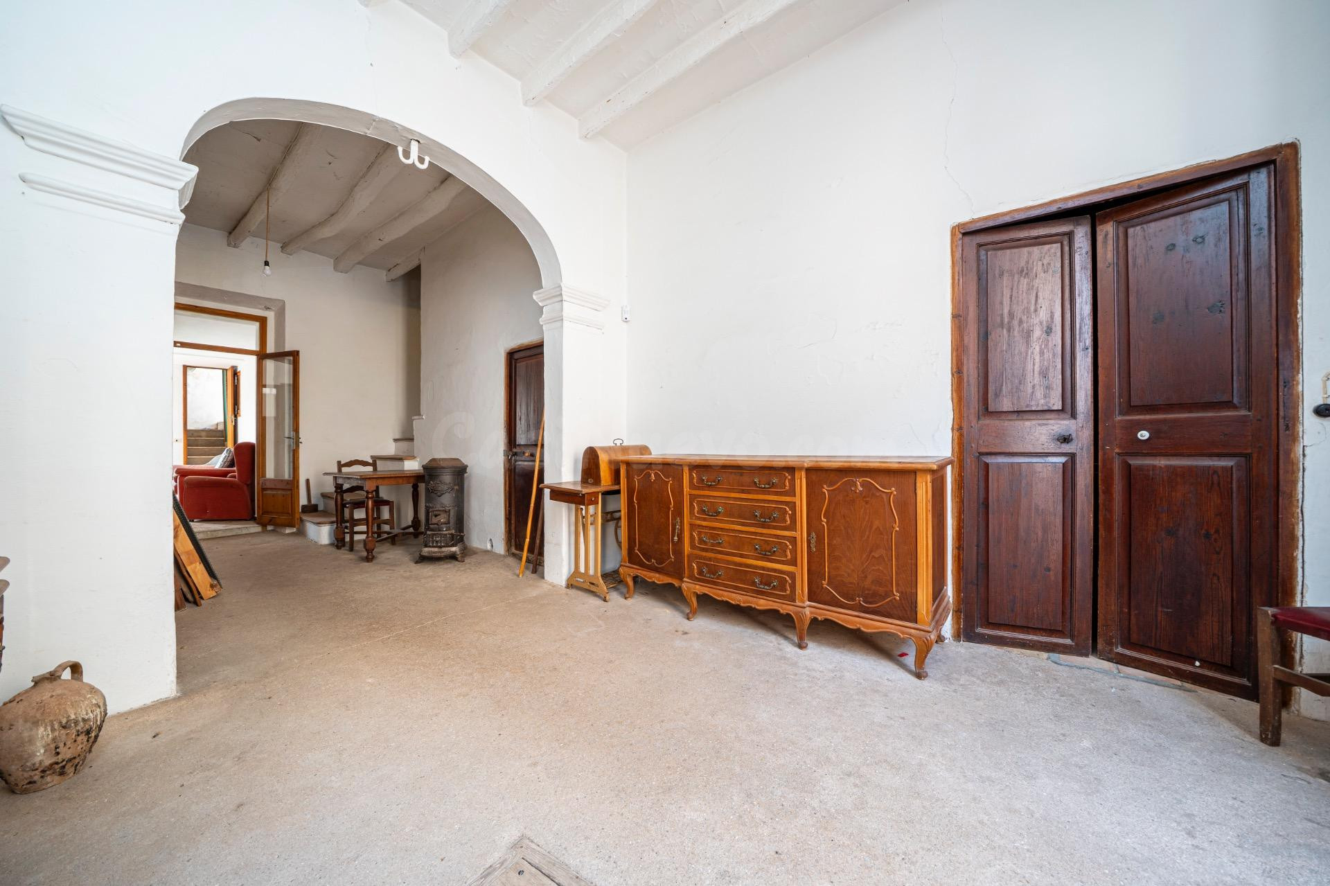 CASA A REFORMAR CON GRAN POTENCIAL EN EL CORAZON DE CAPDEPER - foto 3