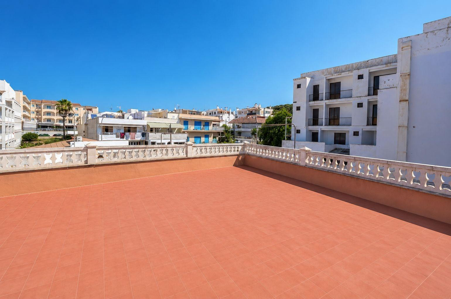Piso en Cala Ratjada con gran terraza, ubicación junto al centro en zona tranquila