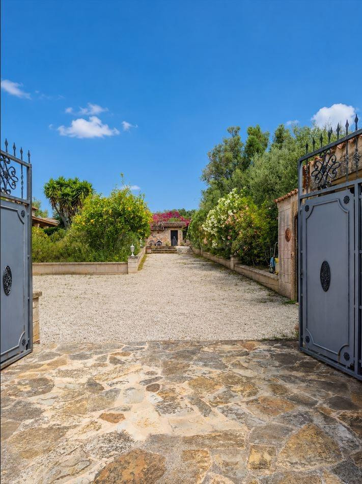 Finca rústica con pozo propio, anexos independientes y vistas a la Serra de Tramuntana en Costitx - foto 2