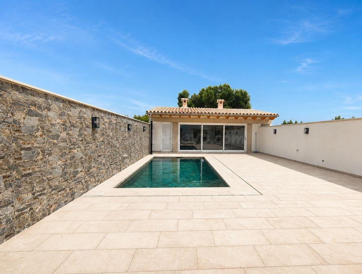 Planta baja reformada con piscina, garaje y zona de barbacoa en Llubí