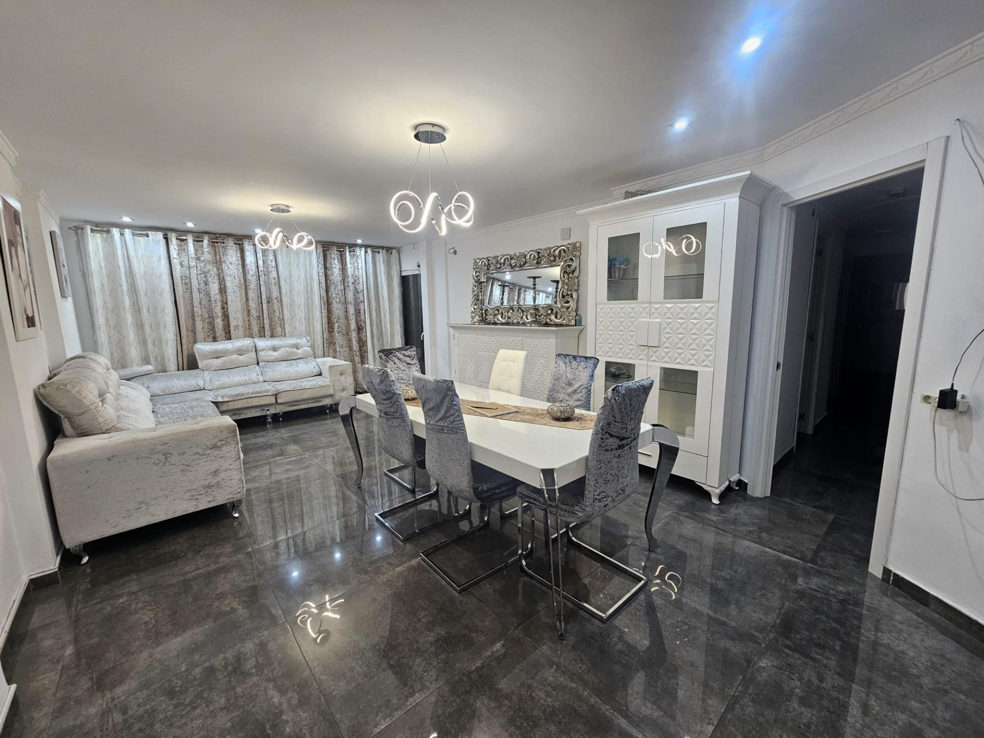 Piso amplio y moderno con terraza interior y balcón en Malilla, junto al Hospital La Fe y el Roig Arena