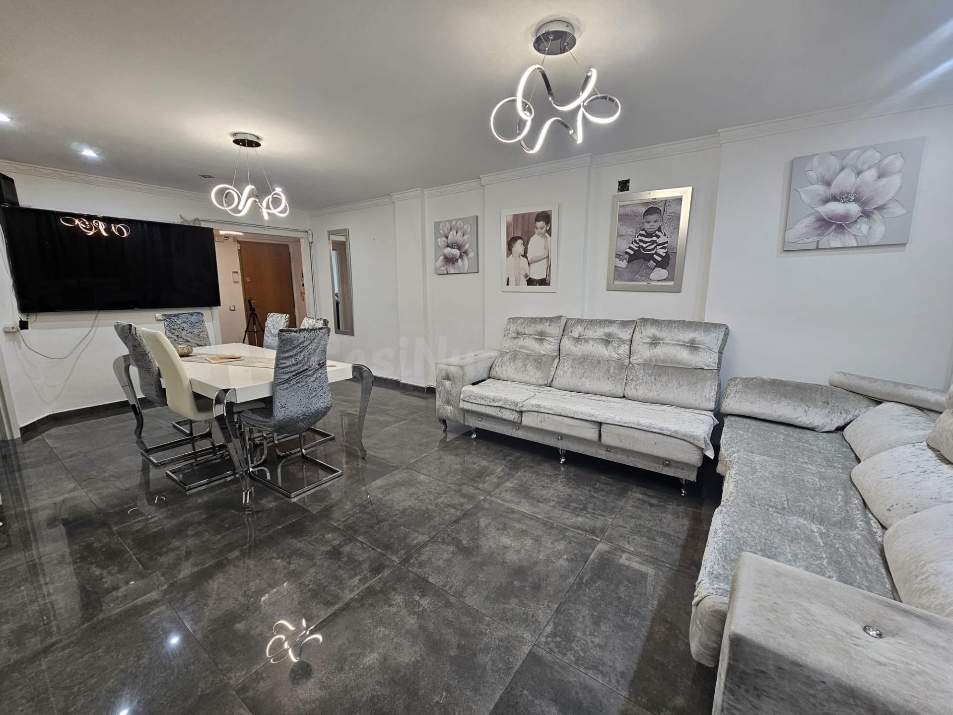 Piso amplio y moderno con terraza interior y balcón en Malil - foto 3