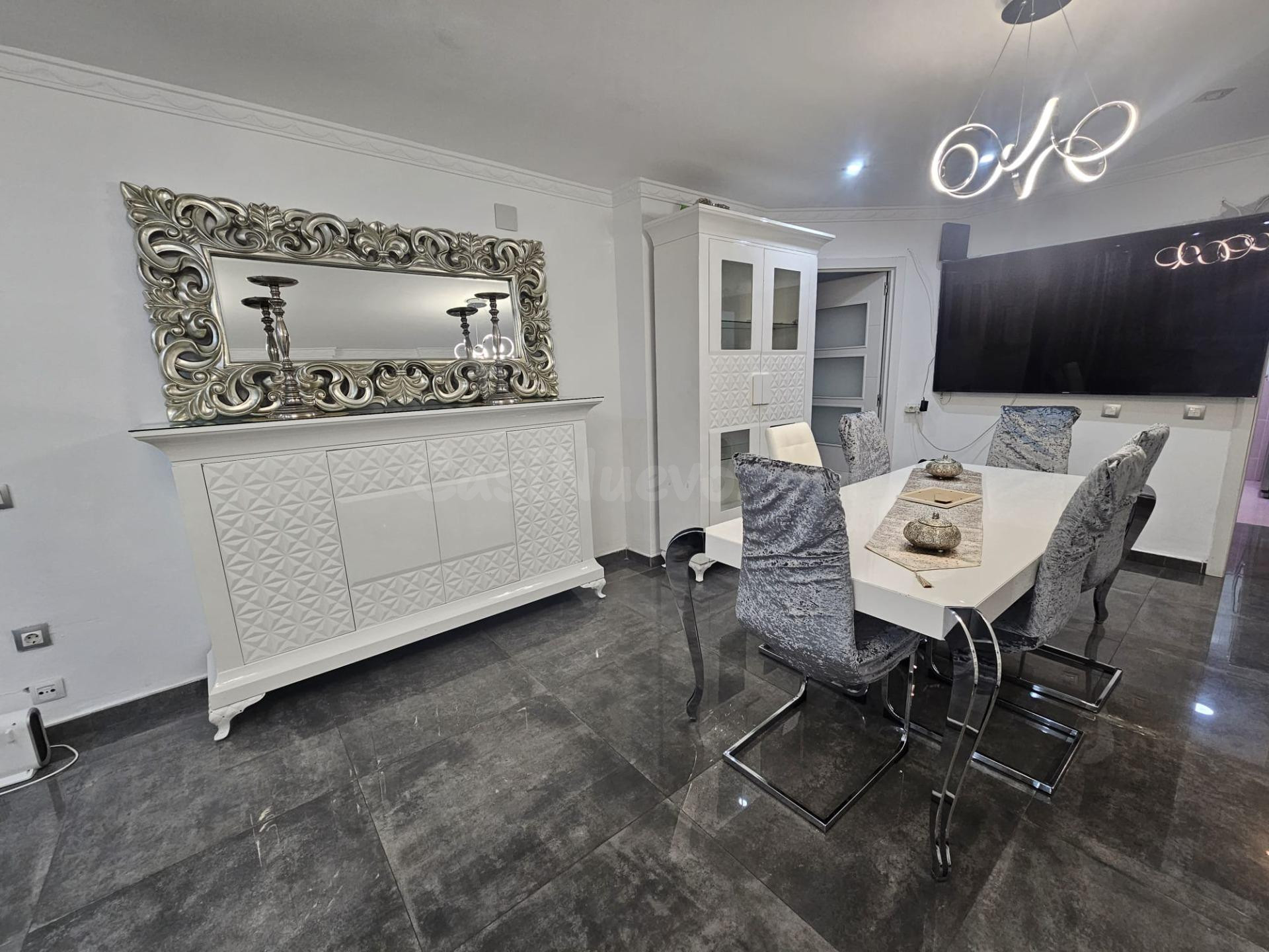Piso amplio y moderno con terraza interior y balcón en Malil - foto 4