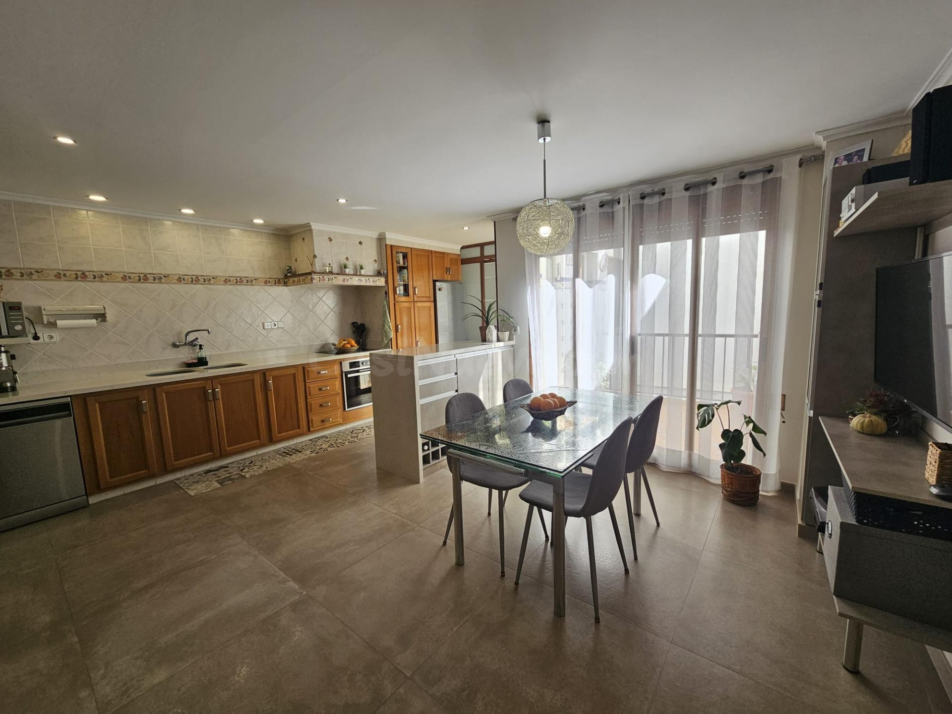 Espectacular vivienda de diseño elegante y contemporáneo, una auténtica joya arquitectónica pensada para disfrutar en familia y cuidada hasta el último detalle.