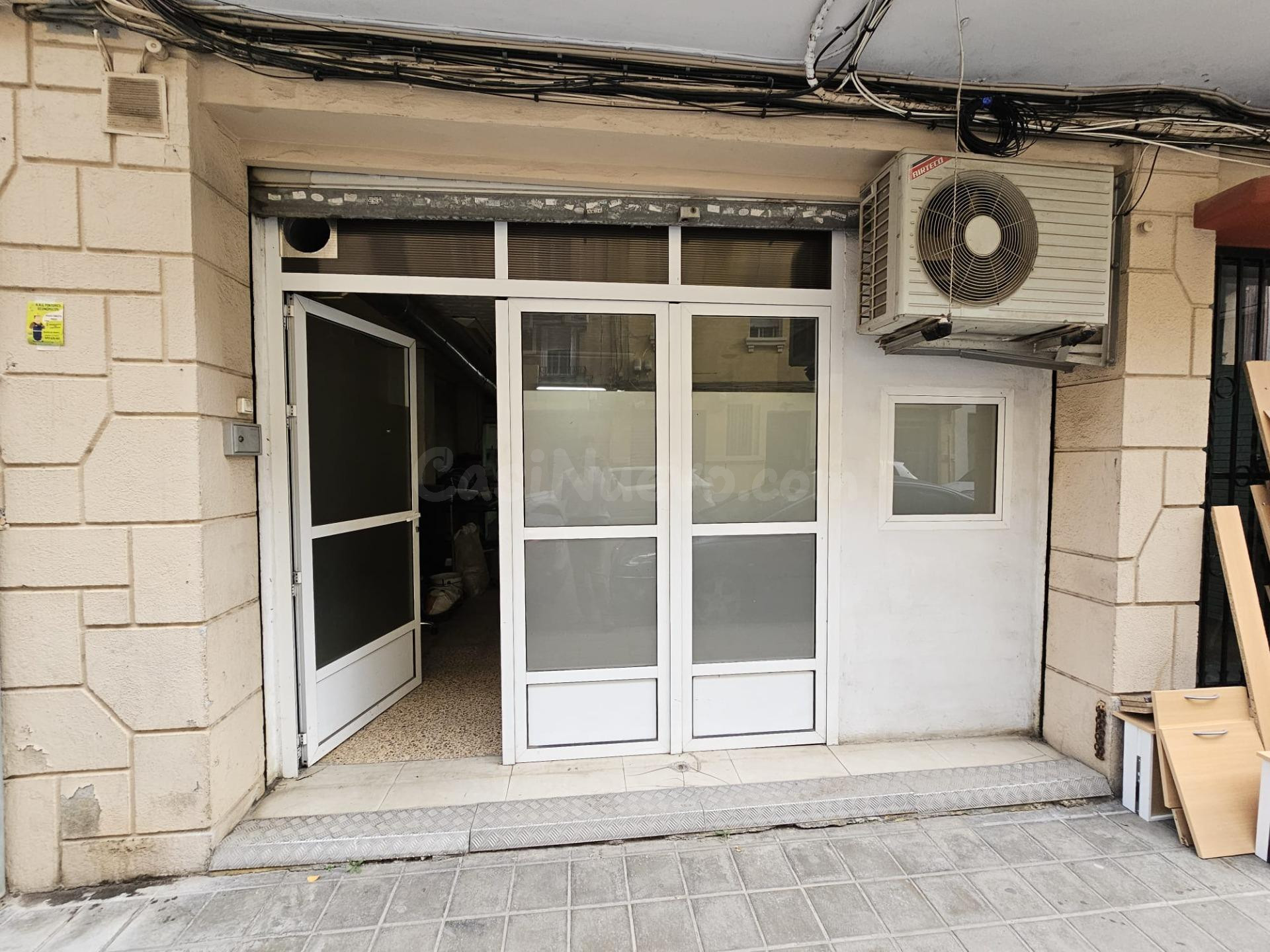 Se vende bajo comercial de 72 m2 construidos, anteriormente utilizado como bar y posteriormente como comercio. Ubicado en una zona donde la mayoría de los bajos están destinados a uso turístico, l