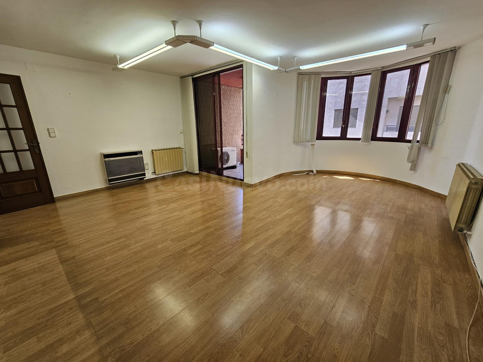 Presentamos esta exclusiva vivienda señorial ubicada en pleno corazón de Valencia, en el prestigioso barrio de Sant Francesc, en una tranquila calle peatonal junto al Ayuntamiento.