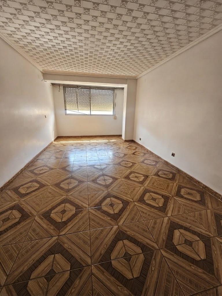 Piso con gran potencial en Torrefiel (Valencia) 120 M2 Te pr - foto 2