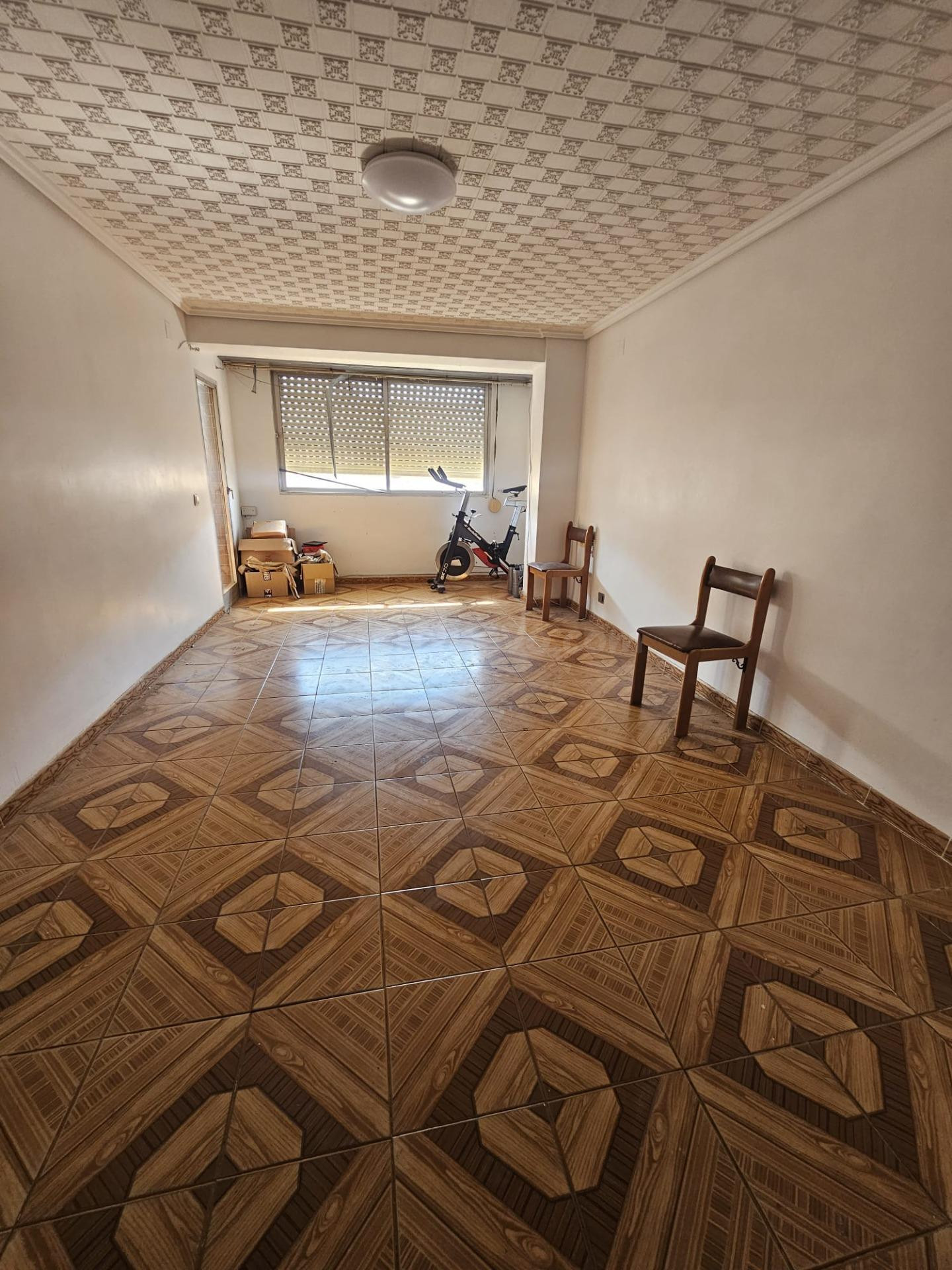 Piso con gran potencial en Torrefiel (Valencia) 120 M2 Te pr - foto 3