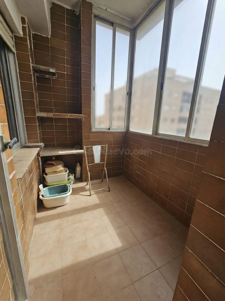 Piso con gran potencial en Torrefiel (Valencia) 120 M2 Te pr - foto 5