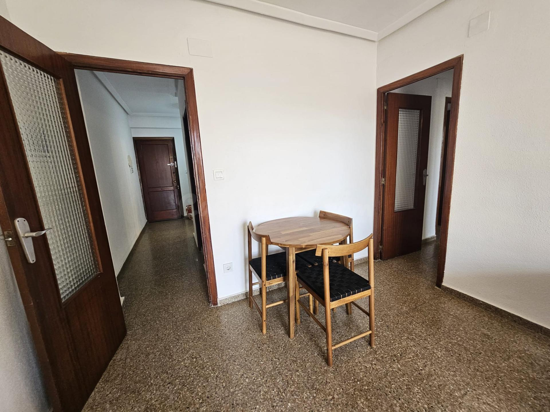 AMPLIA VIVIENDA AMUEBLADA EN ALQUILER EN EN CORTS, JUNTO A R - foto 4