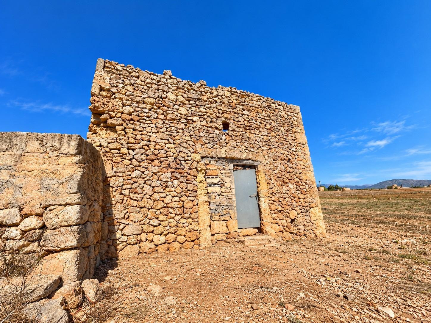 Finca rústica de 14.628 m2 con construcción para reformar en - foto 2