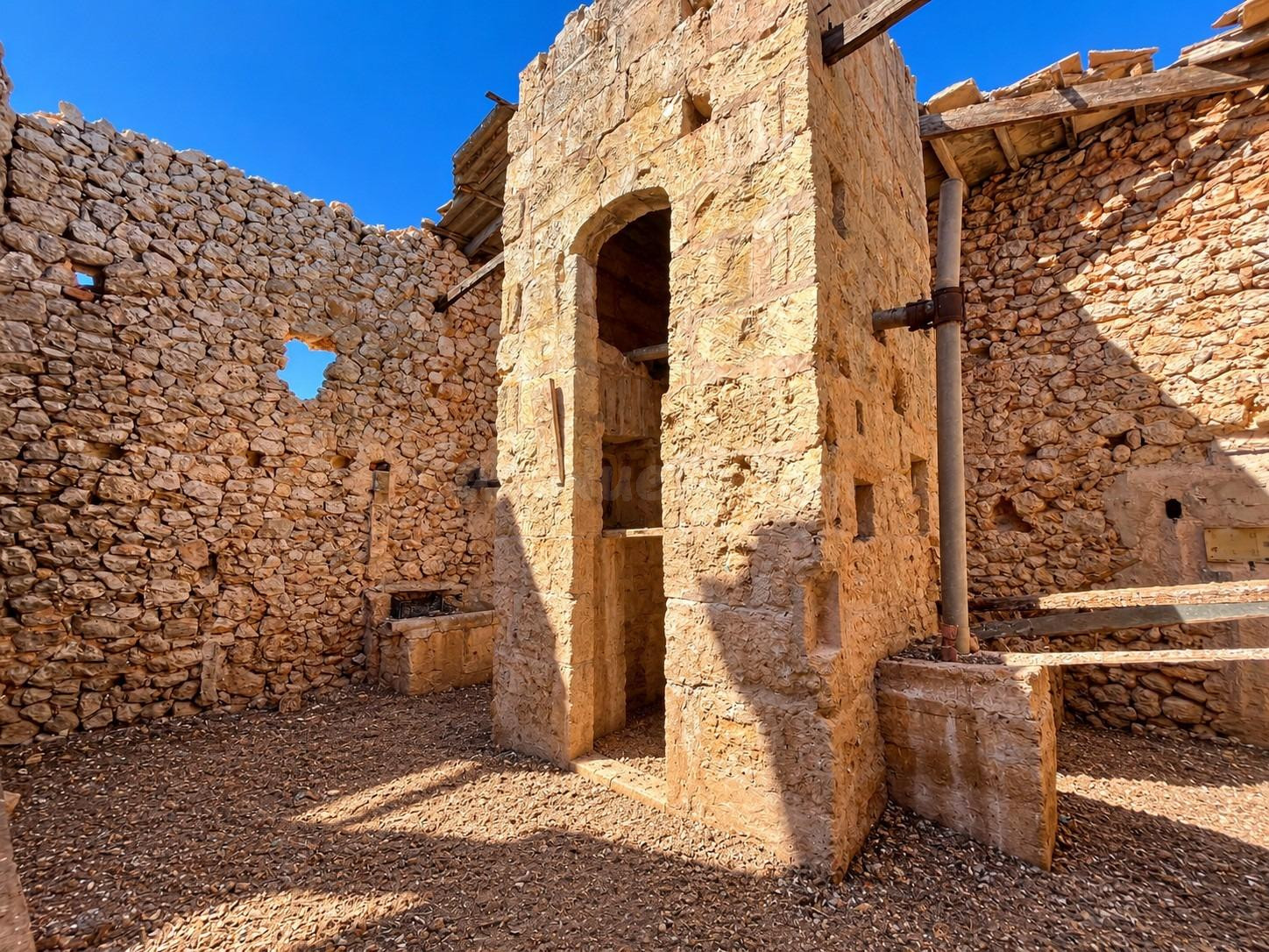 Finca rústica de 14.628 m2 con construcción para reformar en - foto 4