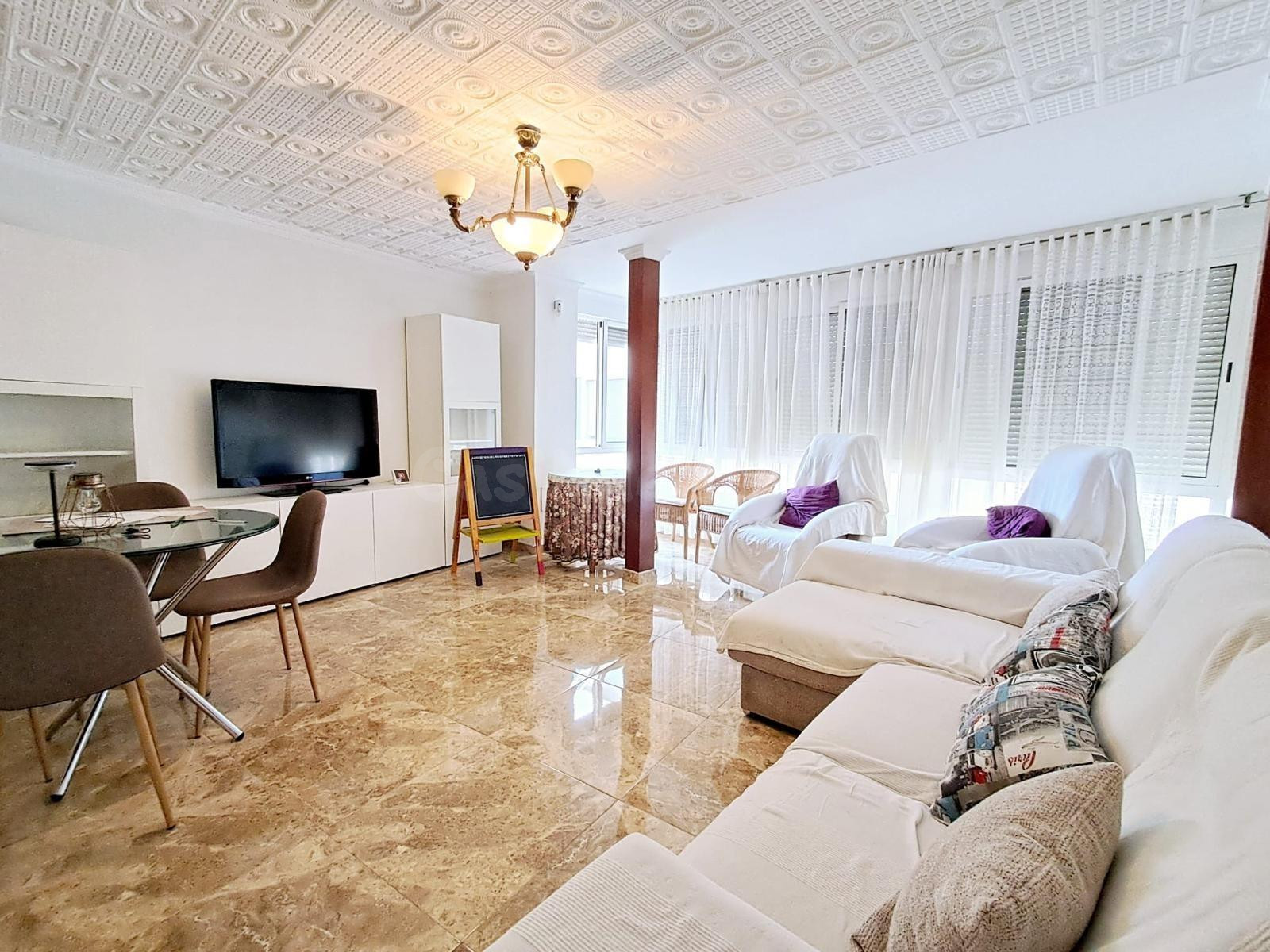Amplio piso de 5 dormitorios con vistas al Puerto