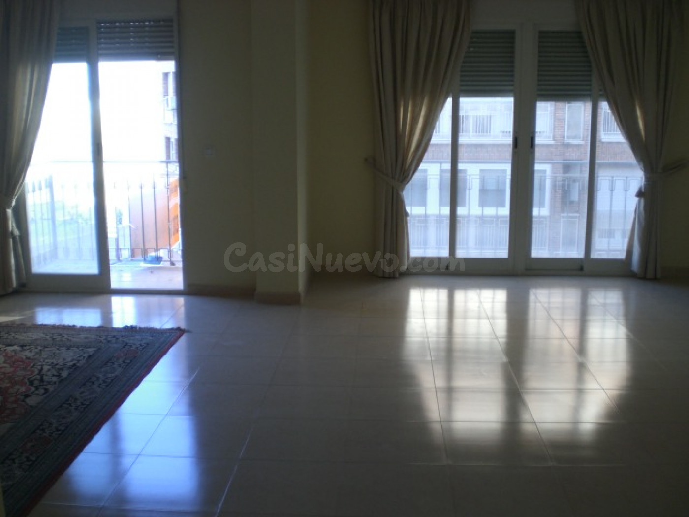 Piso con tres dormitorios y garaje en Avda Juan Carlos I - foto 2