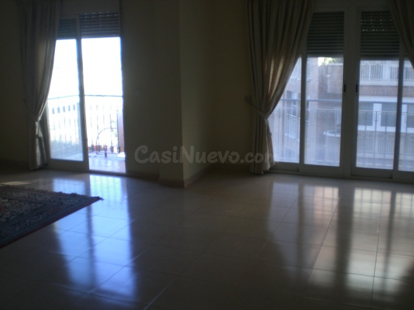 Piso con tres dormitorios y garaje en Avda Juan Carlos I - foto 5