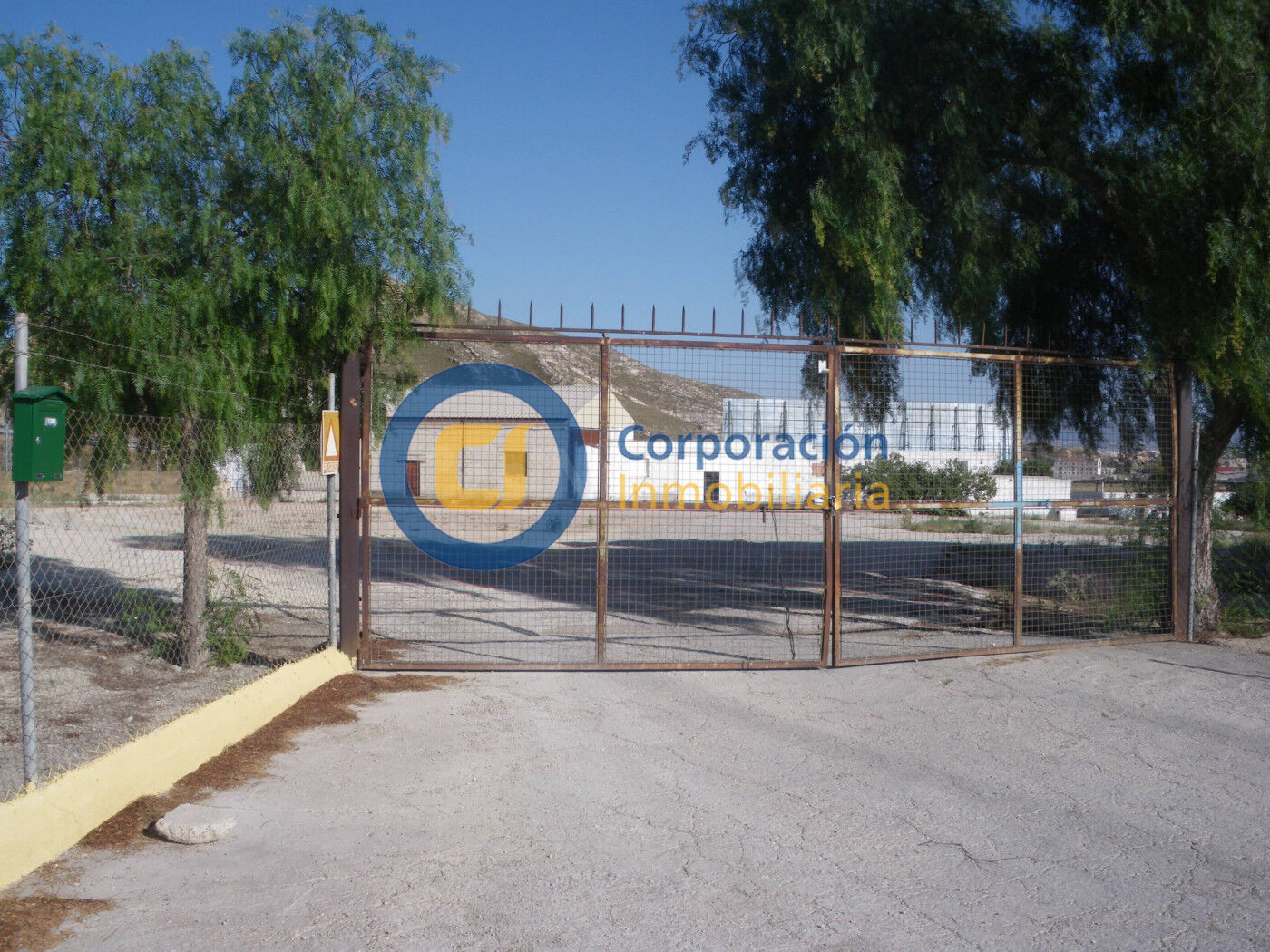 Dos Naves Industriales con un total de 900m2 en parcela de 2 - foto 2