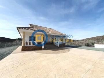 Chalet con cuatro dormitorios y Piscina, en Casarejos en Ent