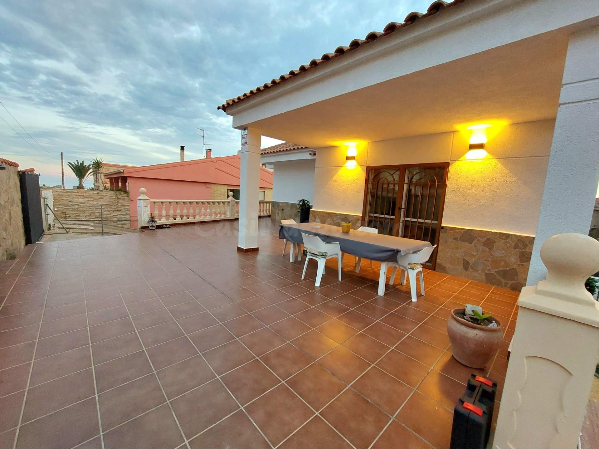 Chalet de 5 dormitorios con piscina y vistas en Calarreona - foto 2