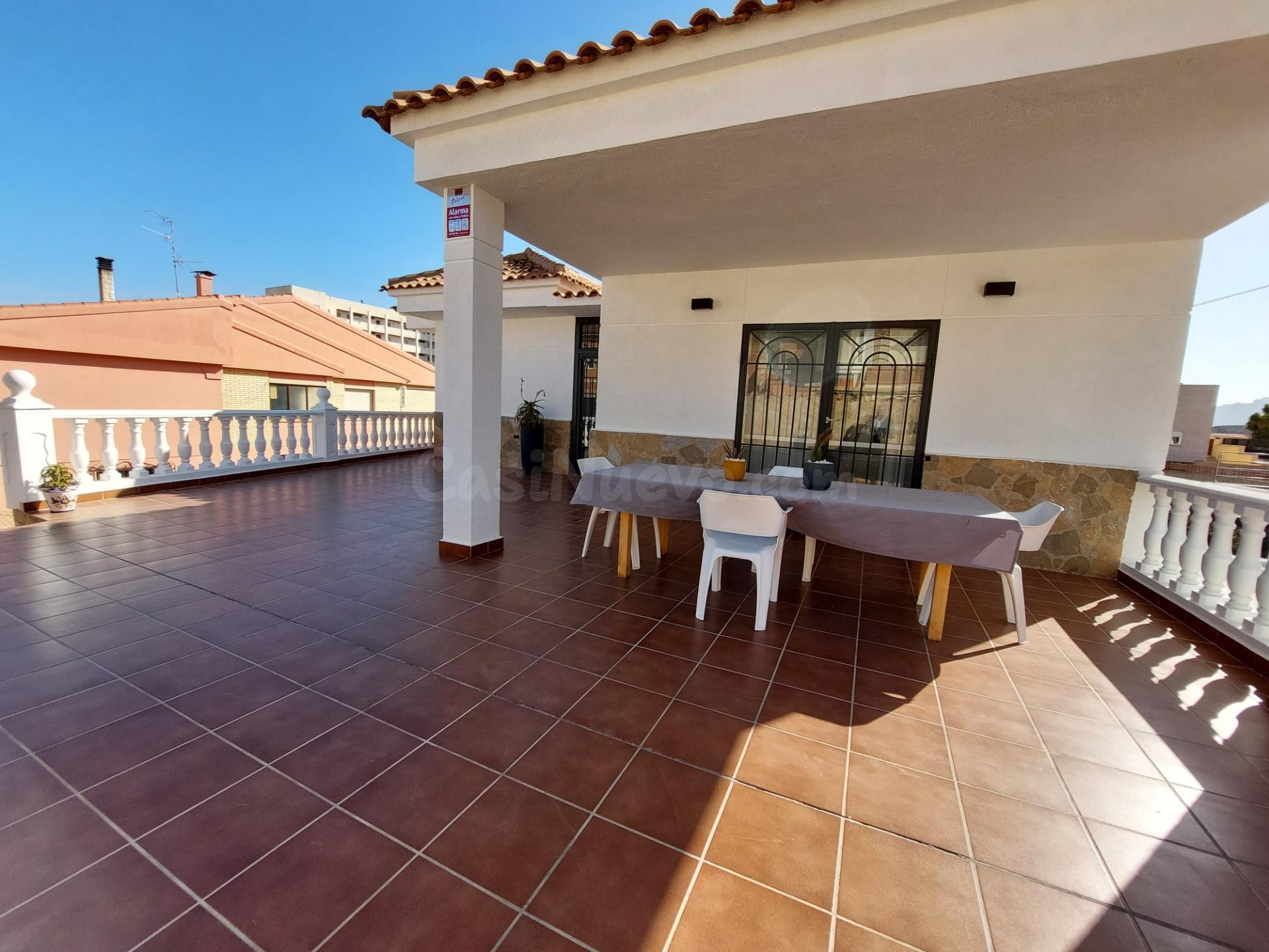 Chalet de 5 dormitorios con piscina y vistas en Calarreona - foto 3