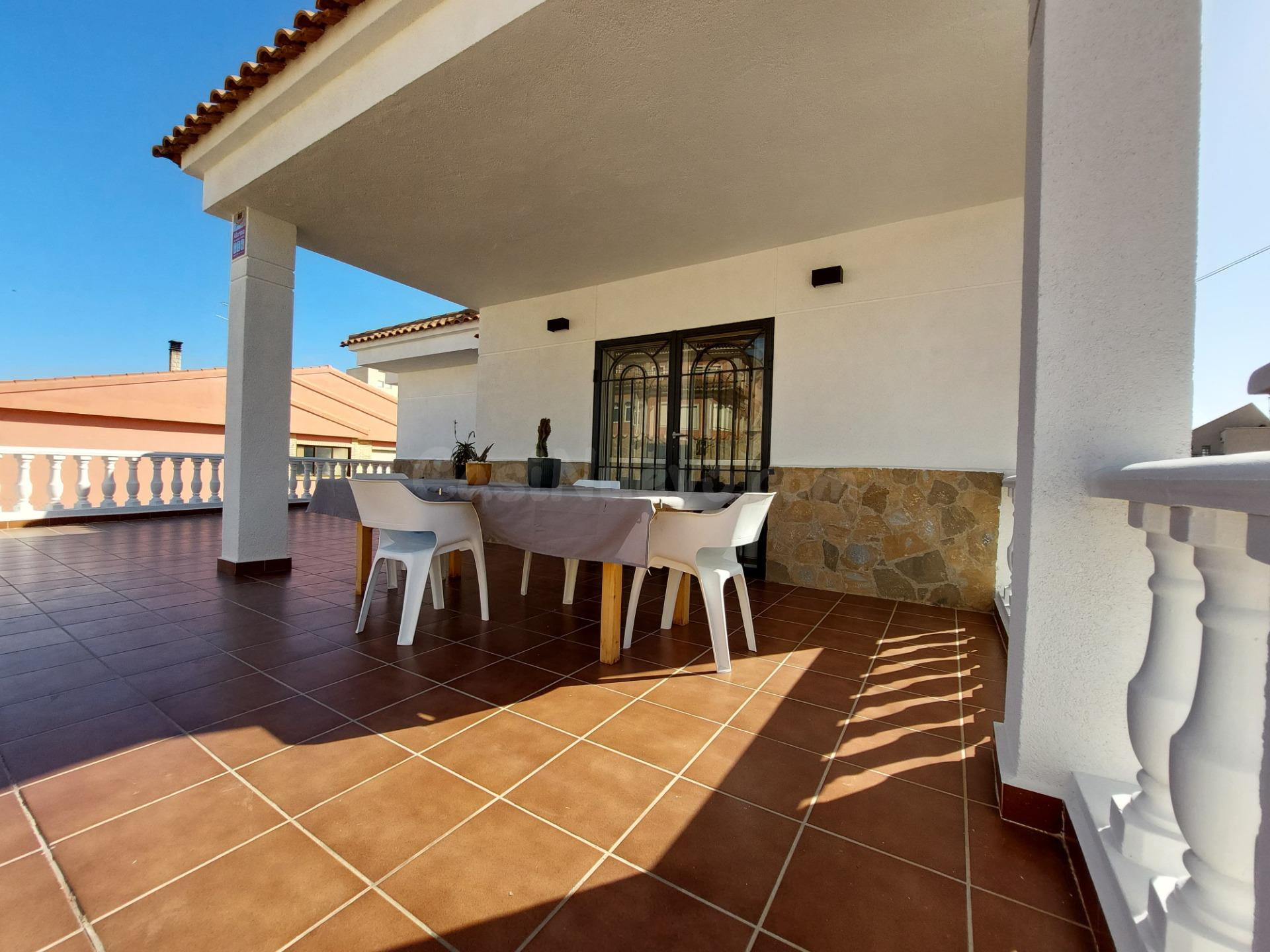 Chalet de 5 dormitorios con piscina y vistas en Calarreona - foto 4