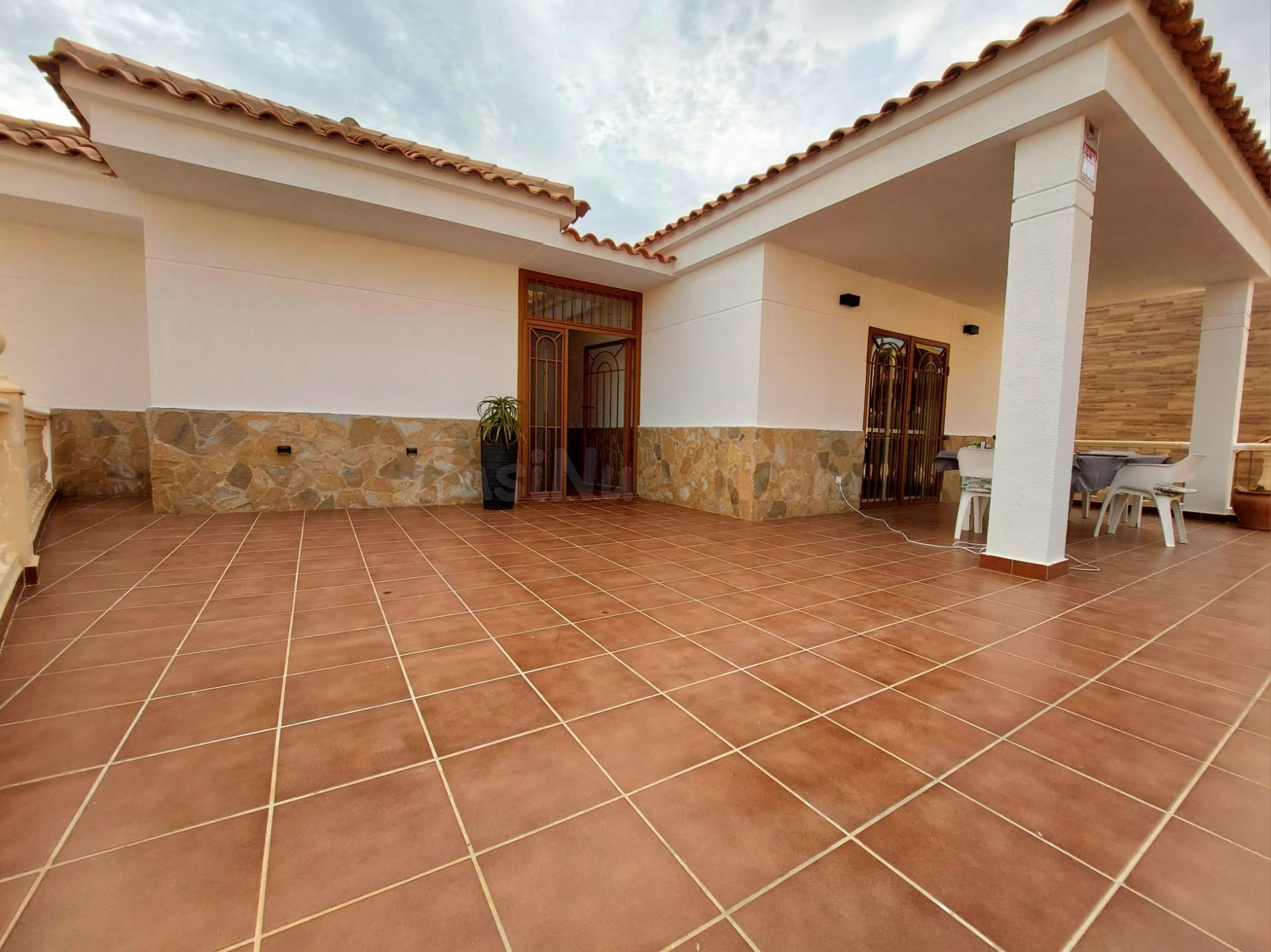 Chalet de 5 dormitorios con piscina y vistas en Calarreona - foto 5