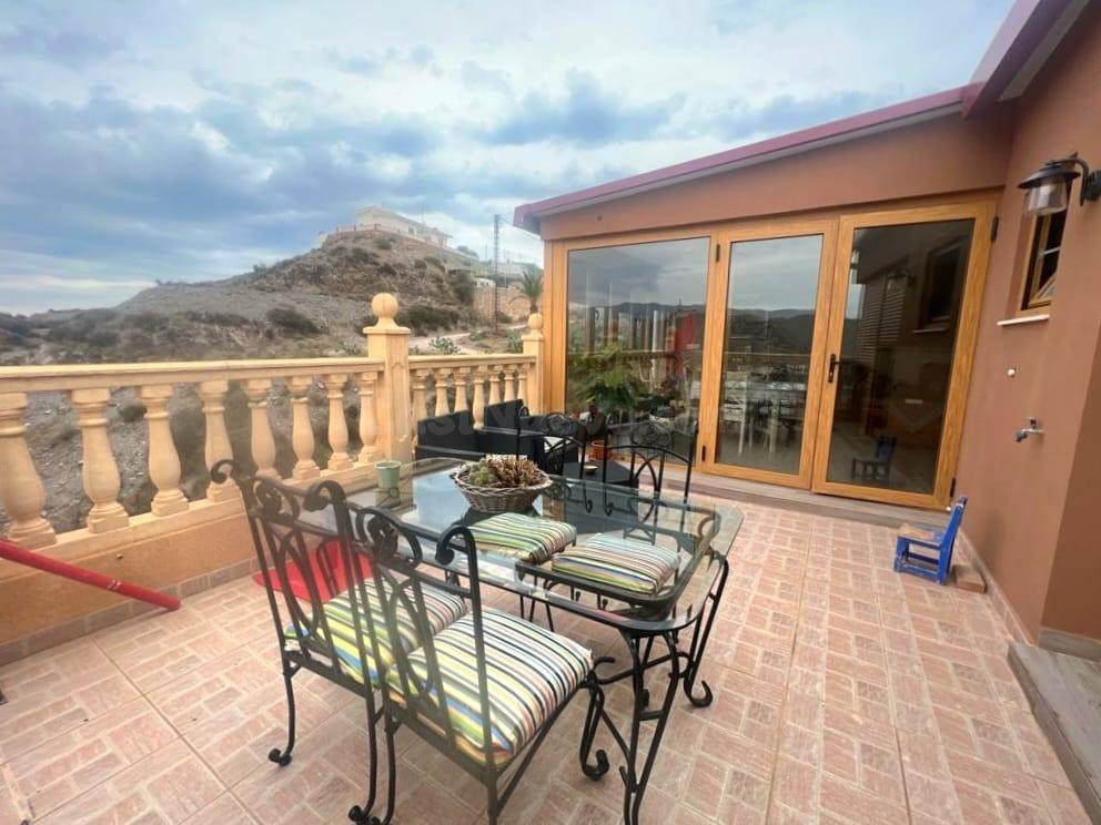 Chalet de 4 dormitorios con piscina privada en Todosol