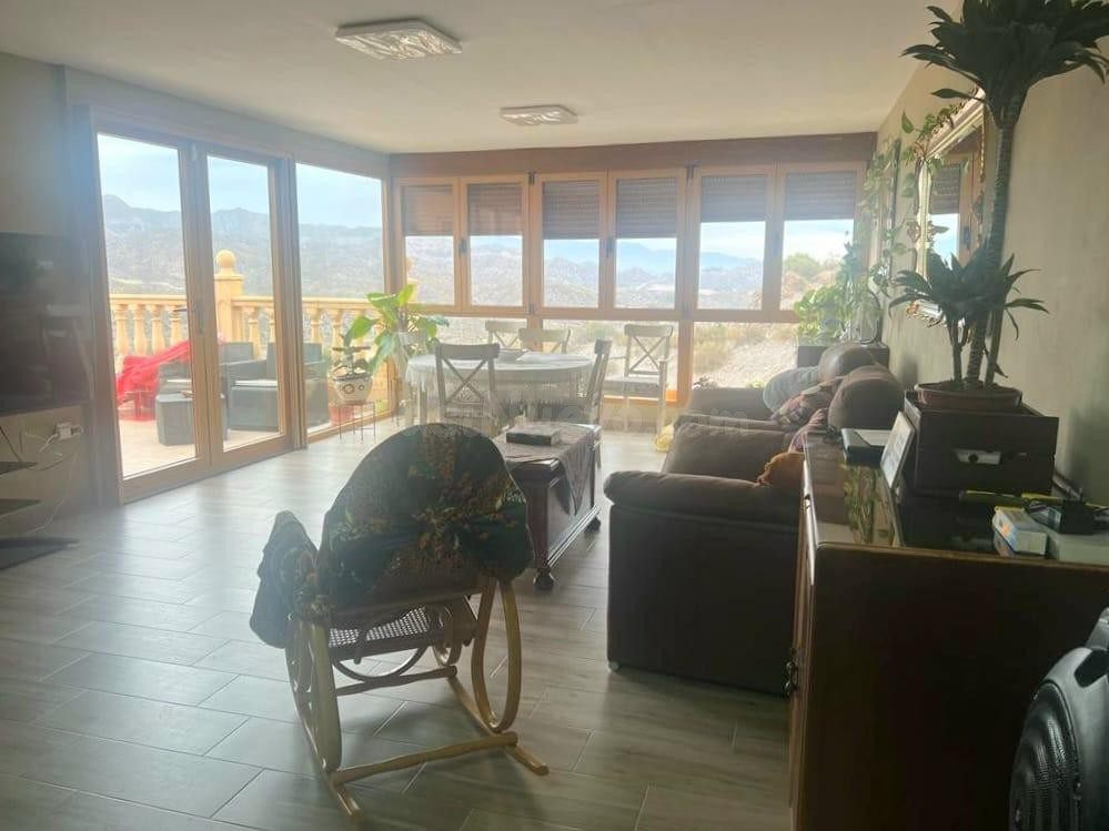 Chalet de 4 dormitorios con piscina privada en Todosol - foto 4
