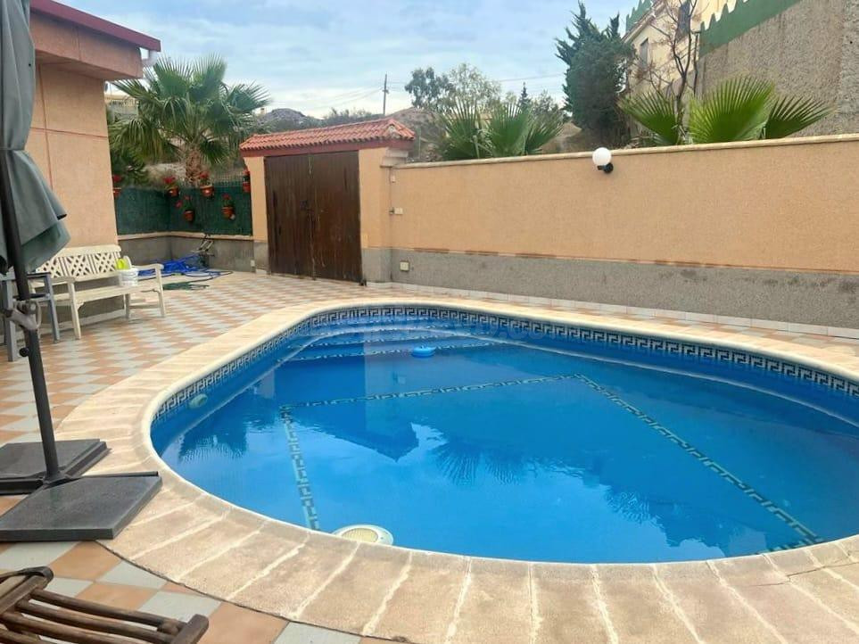 Chalet de 4 dormitorios con piscina privada en Todosol - foto 5