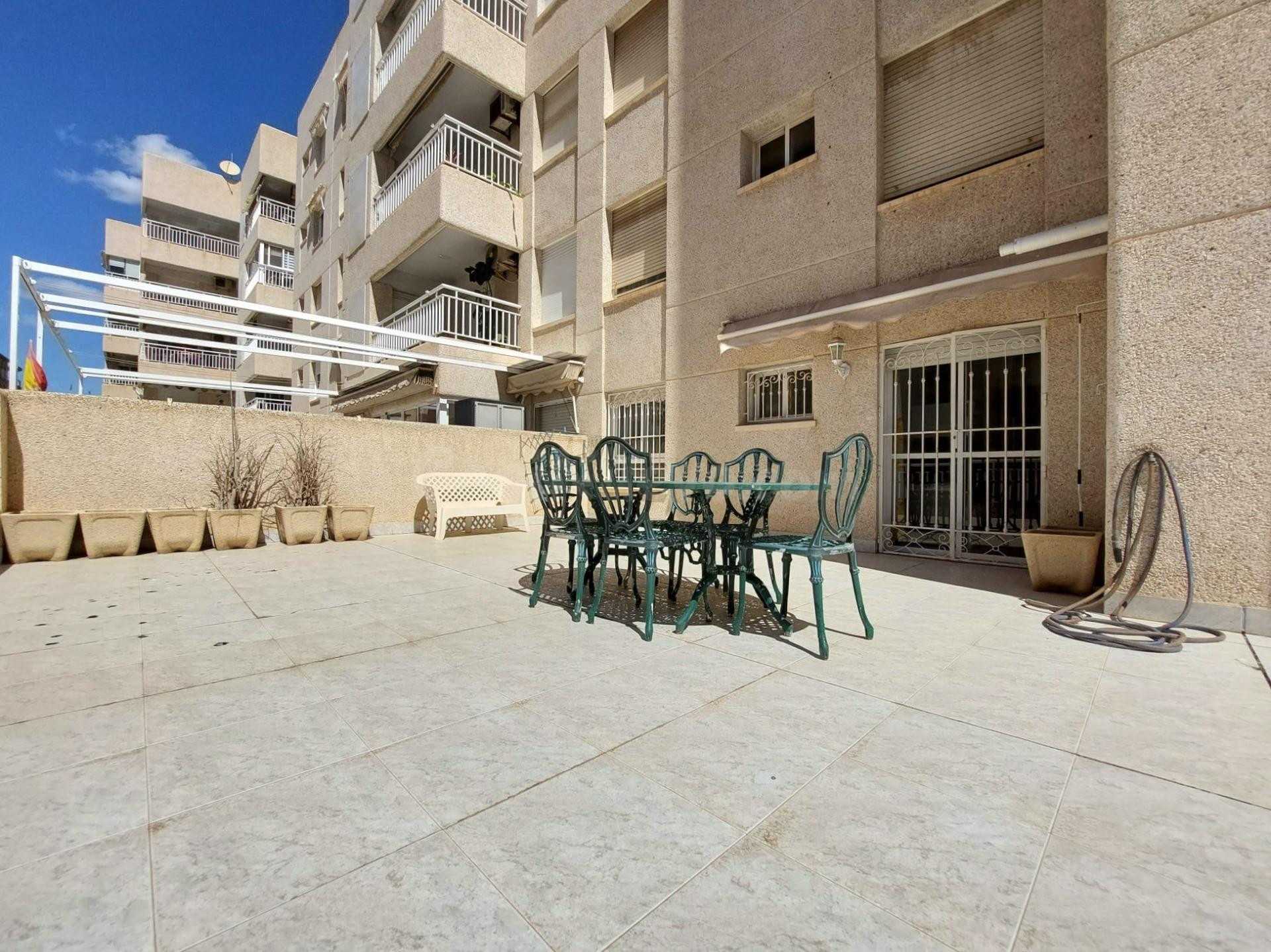 Piso de 4 dormitorios con amplia terraza y garaje en las Yucas.
