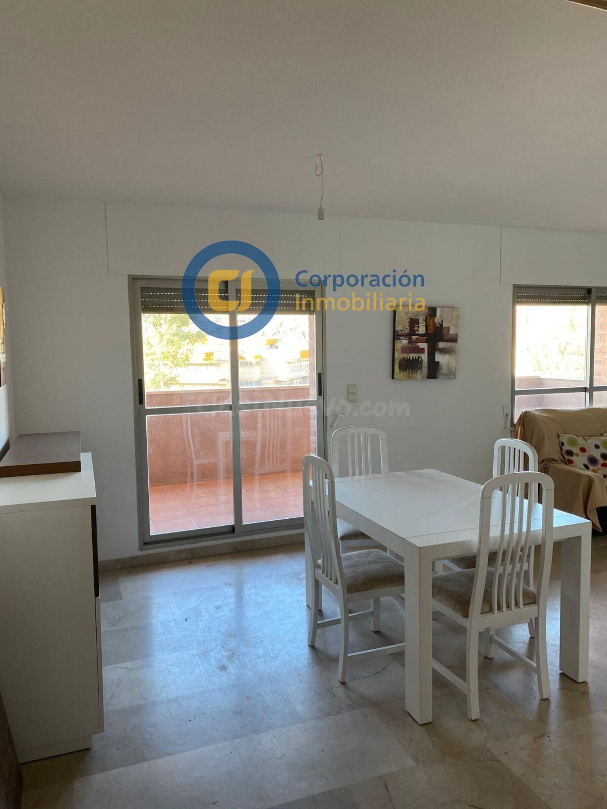 Ático con tres dormitorios y garaje en zona Universidad
