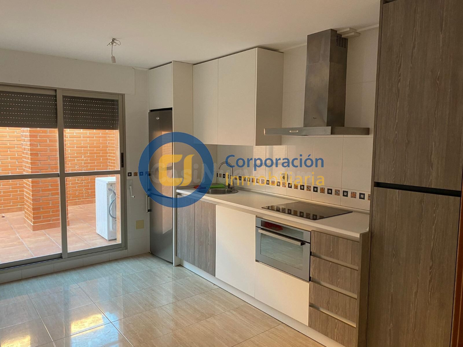 Ático con tres dormitorios y garaje en zona Universidad - foto 3