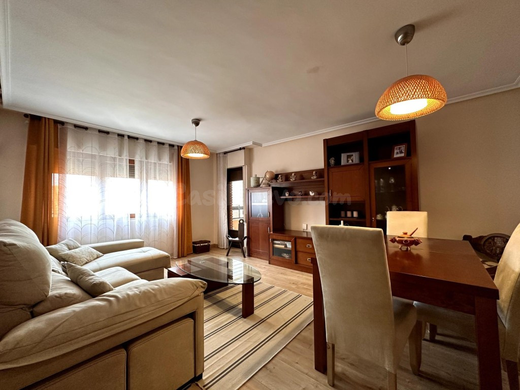 Amplio piso reformado de 4 habitaciones con garaje y almacén