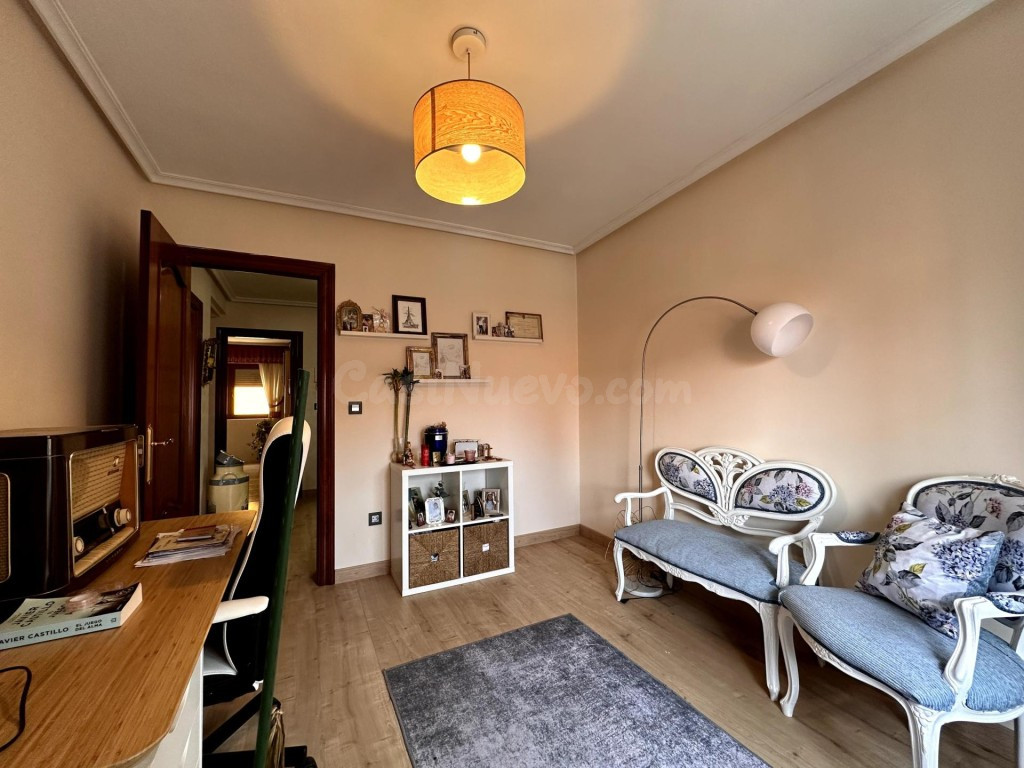 Amplio piso reformado de 4 habitaciones con garaje y almacén - foto 3