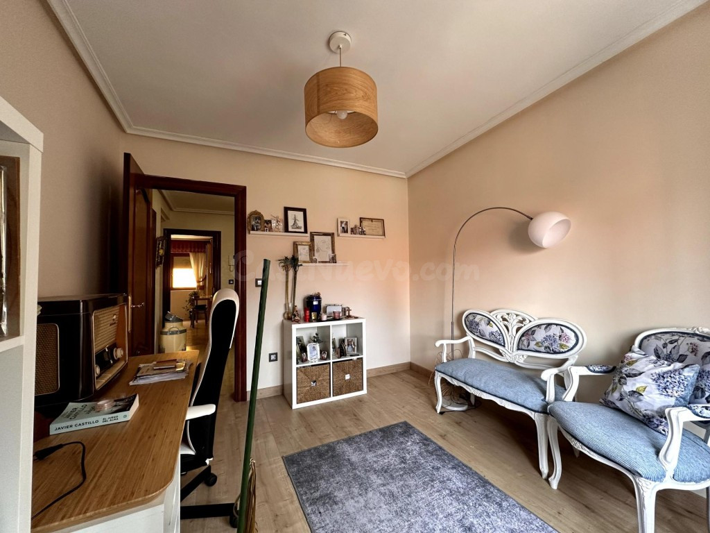 Amplio piso reformado de 4 habitaciones con garaje y almacén - foto 4