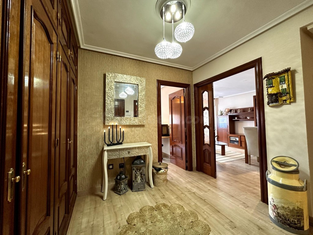 Amplio piso reformado de 4 habitaciones con garaje y almacén - foto 5