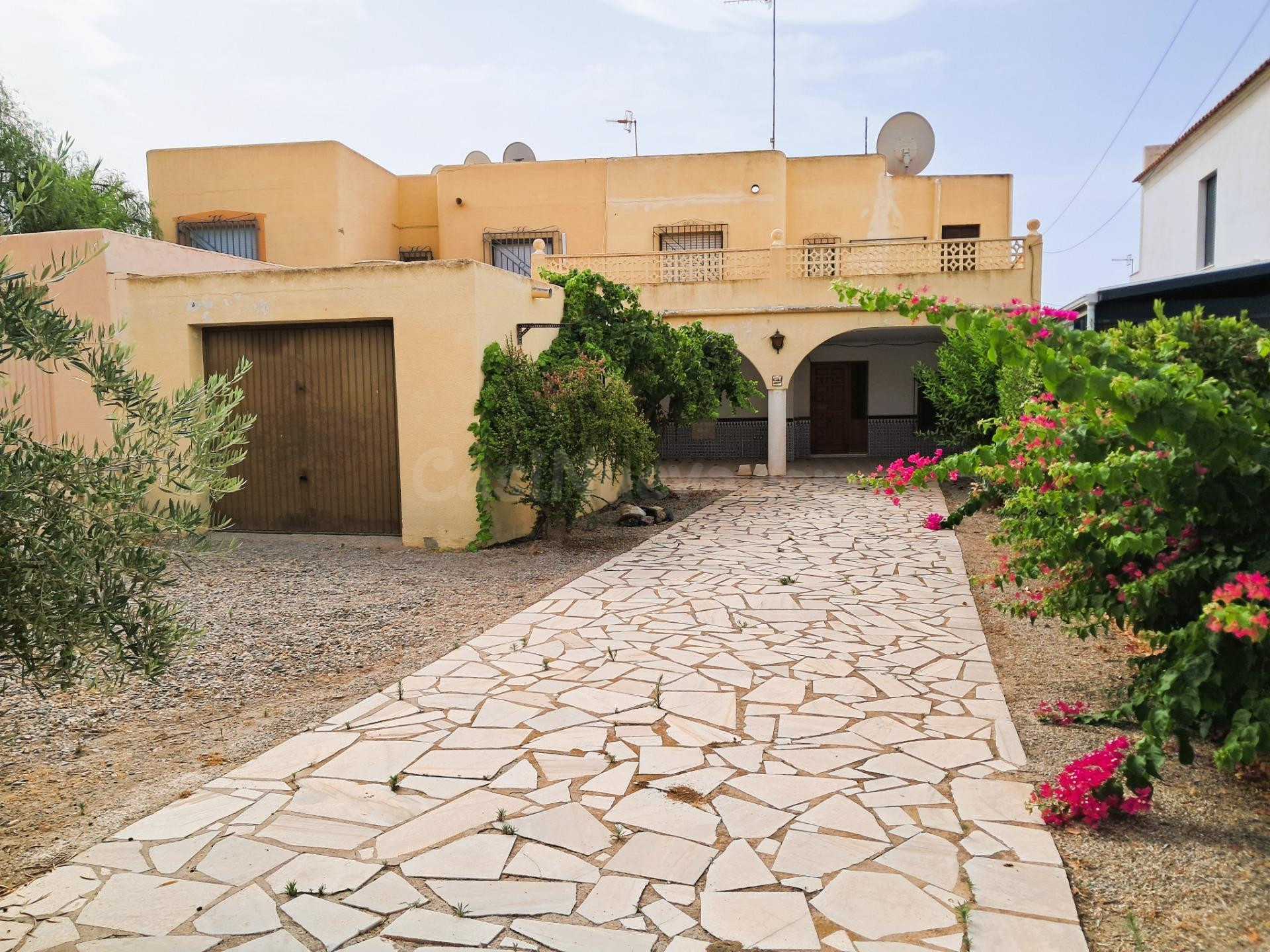 Casa tipo dúplex en Terreros con amplio jardín y 4 dormitorios