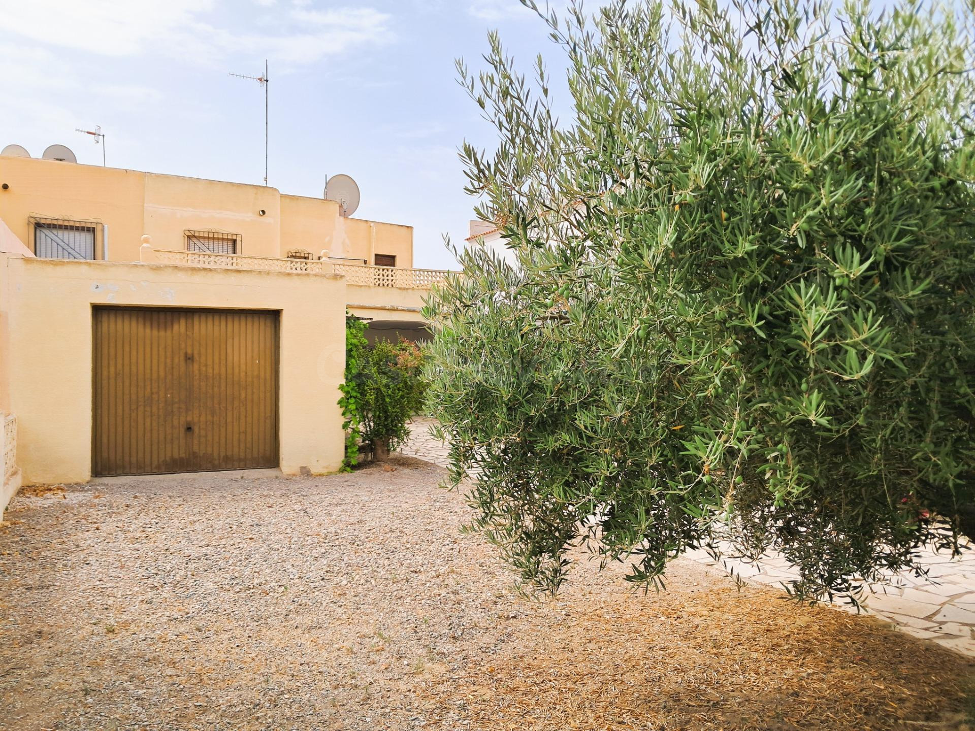 Casa tipo dúplex en Terreros con amplio jardín y 4 dormitori - foto 2
