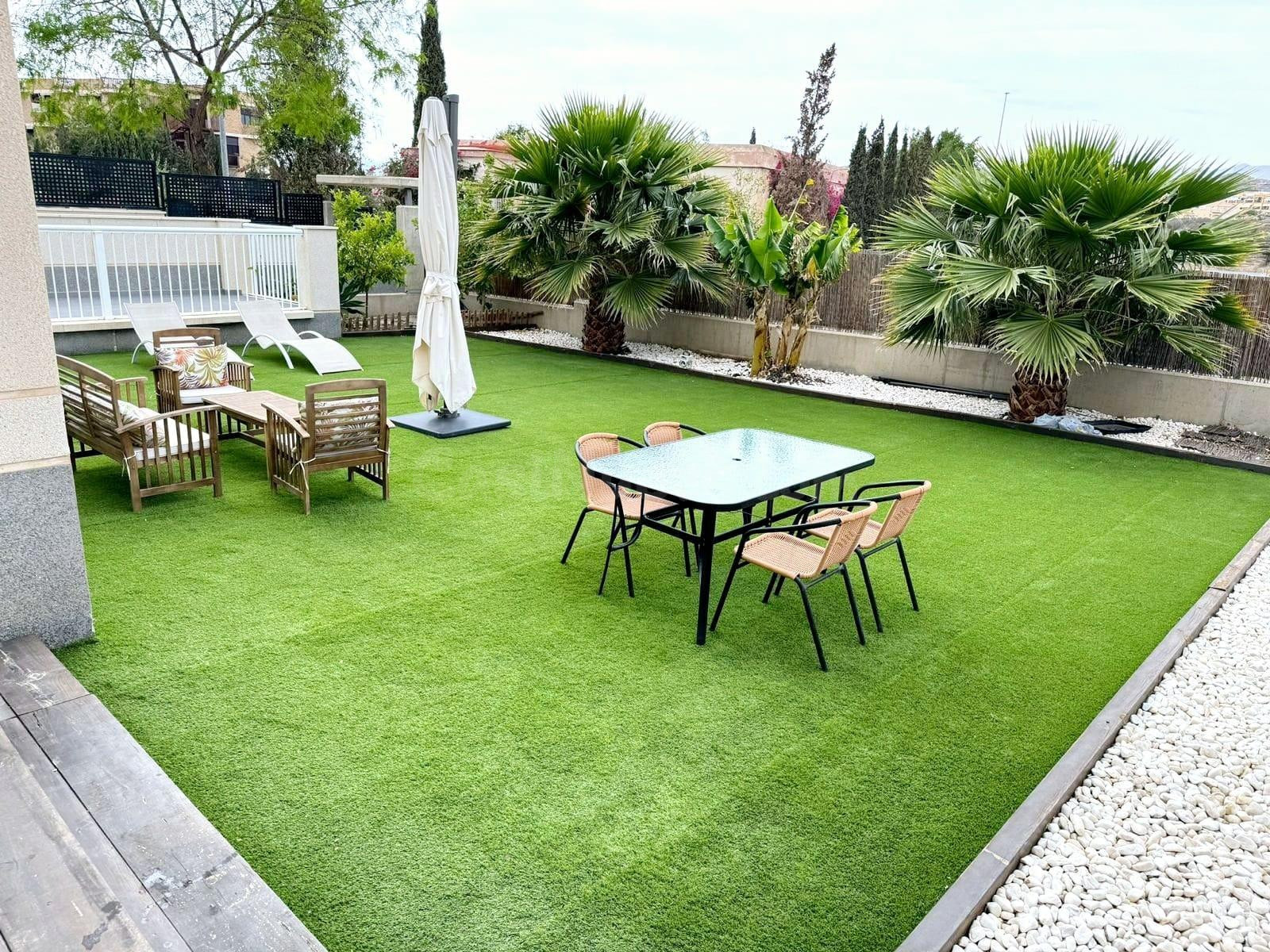 Bajo de 2 dormitorios con Amplio jardín en Residencial Los Jardines