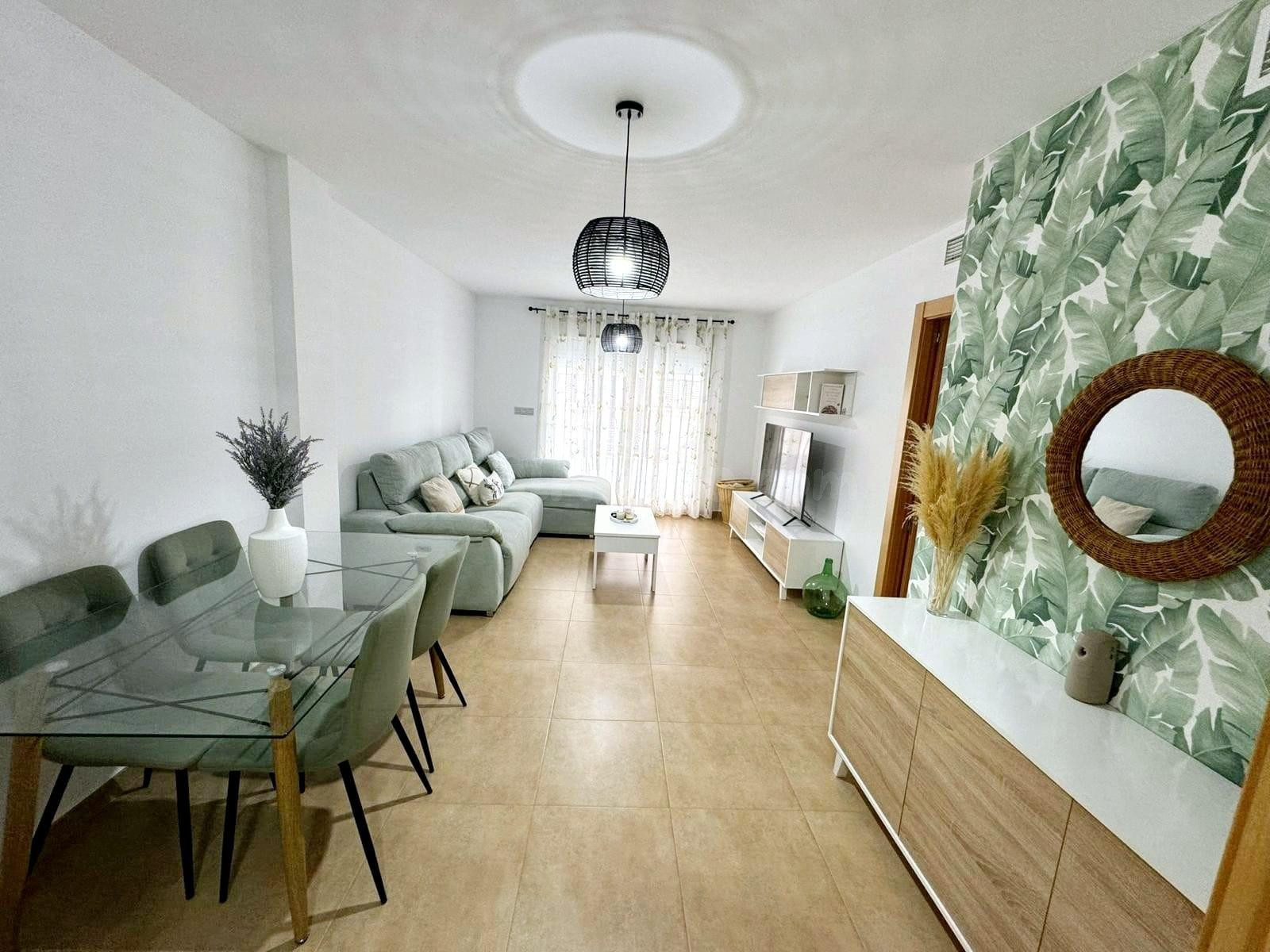 Bajo de 2 dormitorios con Amplio jardín en Residencial Los J - foto 2